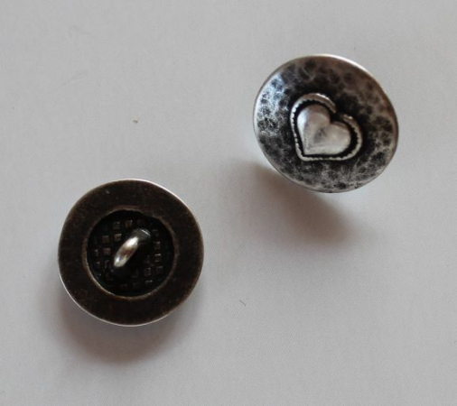 Trachtenknopf in Herzform mit 18 mm Durchmesser, Metallknopf in Altsilber-Optik mit Öse zum Annähen für Dirndl, Trachtenbekleidung und Näharbeiten.